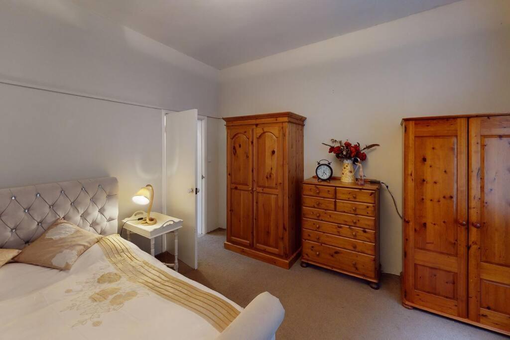 Spacious One Bedroom Flat West Hoathley Экстерьер фото
